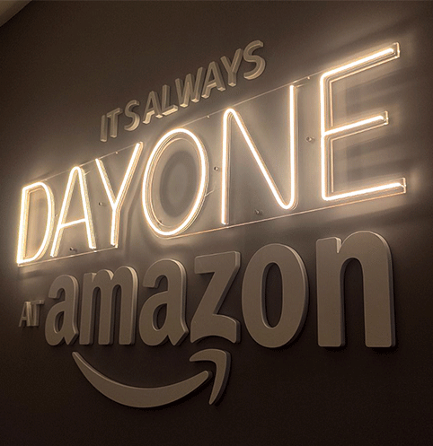 LED Neon sveteća reklama u kombinaciji sa logotipom od medijapana Amazon 1900x1080mm